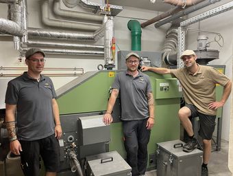 Haustechnik-Team an der Heizung