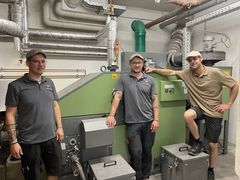 Haustechnik-Team an der Heizung